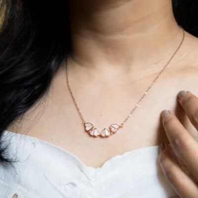 MAGNETIC CLOVER NECKLACE