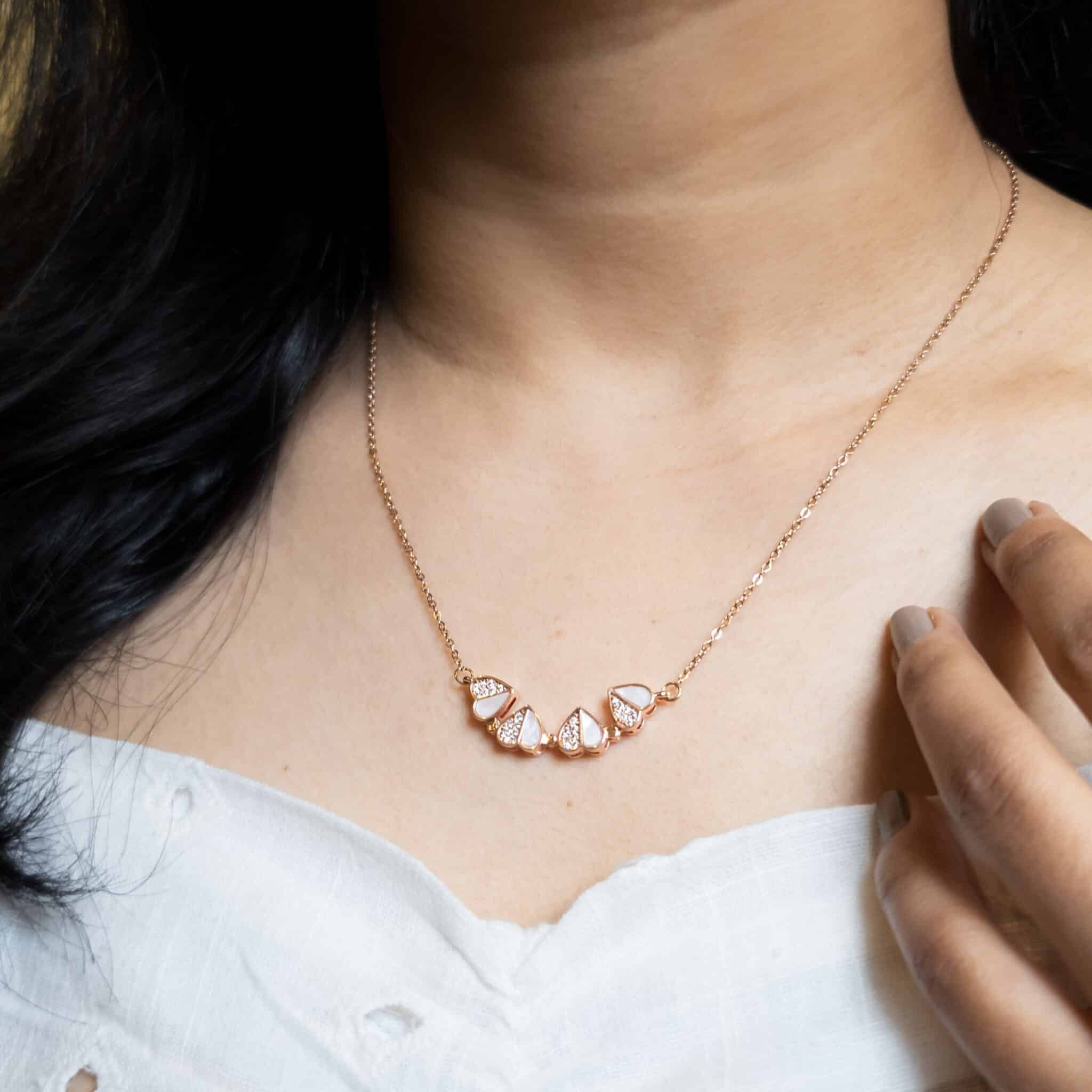 1000118390.jpg MAGNETIC CLOVER NECKLACE - Image 1