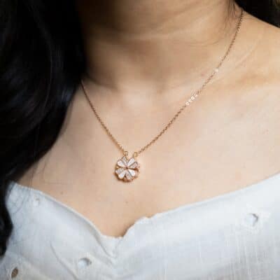 MAGNETIC CLOVER NECKLACE - Image 2