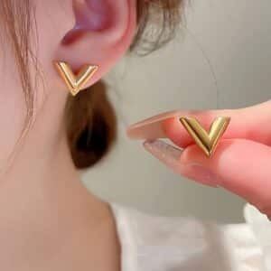 Essential V STUD EARRINGS _ 18K GOLD PLATED ANTITARNISH STAINLESS STEEL